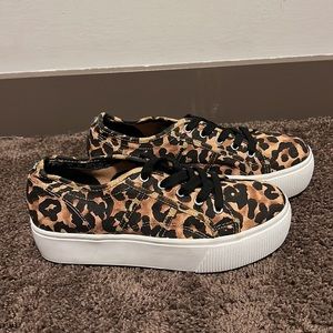 Like new! Steve Madden leopard platform shoes! Worn once!